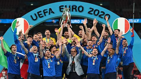 Den italienska fotbollslagets seger i EM 2021: En renässans för italiensk fotboll efter Azzurris mörka period och en jubel som förlät alla tidigare misstag