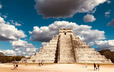 Den Heliga Hjärtats Uppoffrande i Chichen Itza: En Ceremoniel Ritual som Formades av Astronomi och Mäktighetskamp